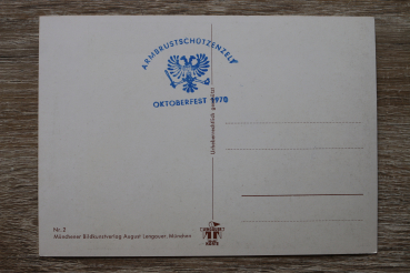 AK München / 1970 / Gruss vom Oktoberfest / Schützenliesl / Madl mit Bierkrug / Fahrgeschäfte / Künstler Karte